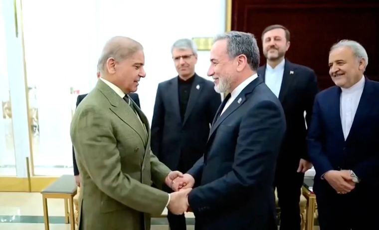 شريف وبزشكيان يتمسكان بالحوار لتقريب وجهات النظر بين إيران وأمريكا