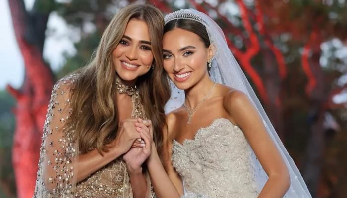 جوليا بطرس تنهار بالبكاء في زفاف نجلها وتفاجئ العروسين بأغنية