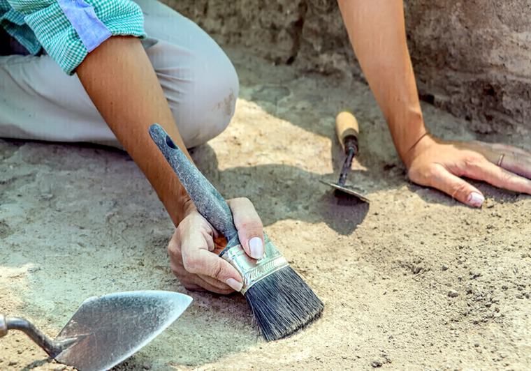 من خلف الكاميرا إلى قلب التاريخ.. رحلة تصوير تقود إلى اكتشاف أثري مفاجئ في بولندا