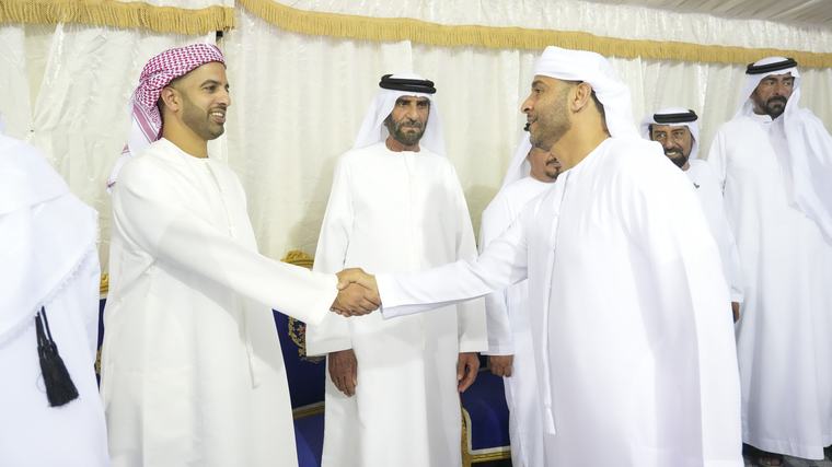 ولي عهد رأس الخيمة يعزي بوفاة علي مصبح بن كاسب المسافري