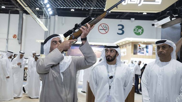 سيف بن زايد يتفقد أجنحة وطنية ودولية بمعرض أبوظبي للصيد والفروسية