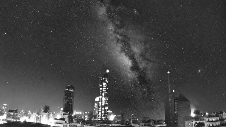 مركز الفلك الدولي يصور ذراع درب التبانة من أبوظبي